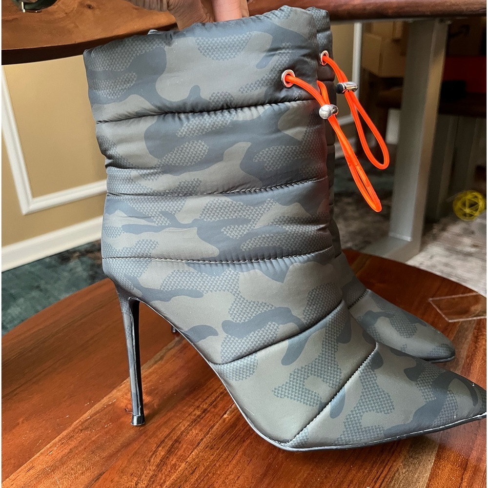 Steve Madden Cloak Camouflage Pointy Toe Pull-On Boots - Picture 3 of 11